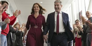 Ο Κιρ Στάρμερ με την σύζυγό του μετά τον εκλογικό θρίαμβο των Εργατικών στη Βρετανία