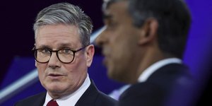 Ο ηγέτης των Εργατικών Κιρ Στάρμερ και ο απερχόμενος πρωθυπουργός και ηγέτης των Συντηρητικών Ρίσι Σούνακ 