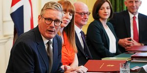 Ο νέος Βρετανός πρωθυπουργός Κιρ Στάρμερ στο πρώτο υπουργικό συμβούλιο που συγκάλεσε 