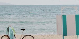 ποδηλατο με πετσέτα στην παραλία