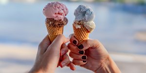 Παγωτά σε χωνάκι με φόντο τη θάλασσα