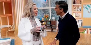 Ο Σούνακ μιλά με γυναίκα με πολλά τατουάζ