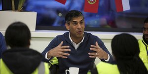 Ο Ρισι Σούνακ μιλάει με υπαλληλους