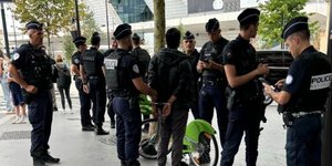 Αστυνομικοί συλλαμβάνουν άνδρα έξω από το Κέντρο Τύπου στο Παρίσι