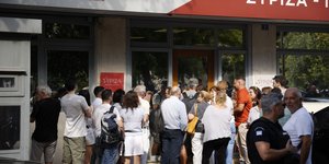 Syriza president Stefanos Kasselakis is making himself accessible to the public by inviting citizens to discuss their issues directly with him