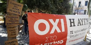 Διαμαρτυρίες έξω από τον ΣΥΡΙΖΑ για το κλείσιμο της Αυγής