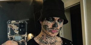 Ο χρήστης του Instagram @inkcroalpha δείχνει στο κοινό του τα τατουάζ του