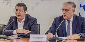 Ο υπουργός Ανάπτυξης Τάκης Θεοδωρικάκος (δεξιά) και ο περιφερειάρχης Κεντρικής Μακεδονίας Απόστολος Τζιτζικώστας