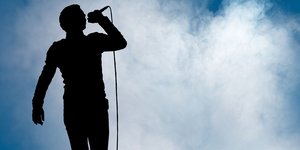 Τραγουδιστής που τραγουδάει