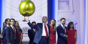 Σόου του Τραμπ στην πρώτη του ομιλία μετά την απόπειρα δολοφονίας του