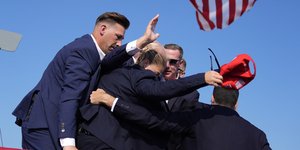 Η στιγμή που οι Μυστικές Υπηρεσίες απομακρύνουν τον Τραμπ κάνοντας ανθρώπινη ασπίδα