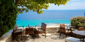 τραπεζακια διπλα σε πεζούλι 