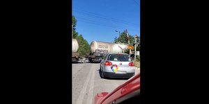 Η στιγμή που το τρένο περνάει κανονικά, ενώ οι μπάρες στη διάβαση είναι ανεβασμένες