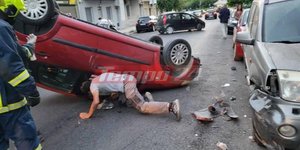 Ανδρας απεγκλωβίζει οδηγό