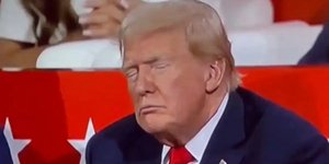 O πρώην πρόεδρος των ΗΠΑ, Ντόναλντ Τραμπ με κλειστά τα μάτια στο συνέδριο των Ρεπουμπλικανών