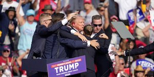 Ο Τραμπ φεύγει με αίματα από συγκέντρωση