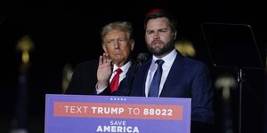 Ο Βανς μιλάει έχοντας πίσω του τον Τραμπ