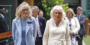 Η βασίλισσα Καμίλα με την αγαπημένη τσάντα της πριγκίπισσας Νταϊάνα- Η ιστορία της θρυλικής «Lady Dior»