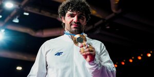 Ο Θοδωρής Τσελίδης δείχνει το χάλκινο μετάλλιο