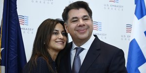 Ο Τζόρτζ Τσούνης με την σύζυγό του στη δεξίωση της 4ης Ιουλίου στην πρεσβεία των ΗΠΑ