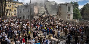 Ουκρανία: Διασώστες προσπαθούν να βρουν επιζώντες στα χαλάσματα του παιδιατρικού νοσοκομείου που χτύπησε η Ρωσία