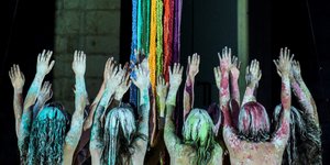 πλατες βαμμενες χερια ψηλά 