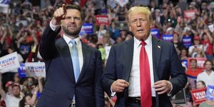 Από αριστερά ο Τζέι Ντι Βανς και ο Ντόναλντ Τραμπ