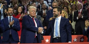 Ο Ρεπουμπλικανός προεδρικός υποψήφιος Ντόναλντ Τραμπ και ο υποψήφιος αντιπρόεδρός του, Τζέι Ντι Βανς / Φωτογραφία: AP Photo / Evan Vucci