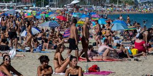 Κόσμος στην παραλία της Βαρκελώνης Φωτογραφία: AP IMAGES