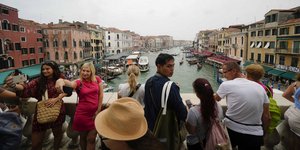 Τουρίστες στη φημισμένη γέφυρα Rialto της Βενετίας