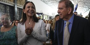 Η αρχηγός συμμαχίας της αντιπολίτευσης της Βενεζουέλας Μαρία Κορίνα Ματσάδοστον και ο υποψήφιος της αντιπολίτευσης για την προεδρία Εδμούνδο Γκονσάλες Ουρούτια