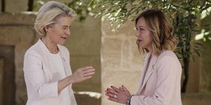 Η πρόεδρος της Κομισιόν, Ούρσουλα φον ντερ Λάιεν και η Ιταλίδα πρωθυπουργός Τζόρτζια Μελόνι 