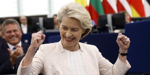 Η Ούρσουλα φον ντερ Λάιεν πανηγυρίζει