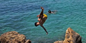 Βουτιά άνδρα στη θάλασσα