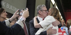 Το φιλί του Στάρμερ στην σύζυγό του Βικτόρια μετά τη σαρωτική του νίκη