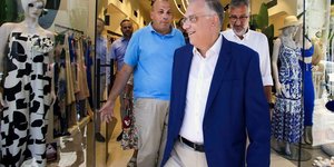 Στην αγορά του Αγίου Δημητρίου για την έναρξη των θερινών εκπτώσεων ο Υπουργός Ανάπτυξης Τάκης Θεοδωρικάκος