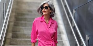 γυναίκα άνω των 50 με ροζ φόρεμα