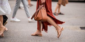 Tα παπούτσια που πρέπει να βάλετε στη βαλίτσα σας για άνεση και στιλ στις διακοπές