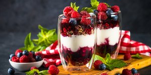 Παρφέ με γιαούρτι, γκρανόλα, μαρμελάδα και φρέσκα μούρα