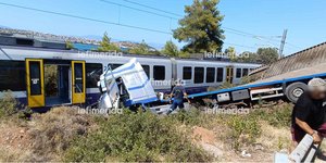 Η νταλίκα που έπεσε επάνω στην αμαξοστοιχία στη Χαλκίδα