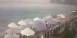 Αέρας ξηλώνει ομπρέλες σε beach bar