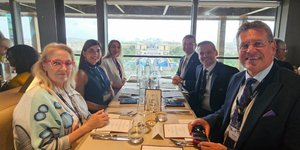 Ο Χάρης Δούκας στο Παρίσι: Βλέπει την Τελετή Έναρξης από το εστιατόριο του Πύργου του Άιφελ