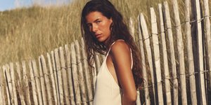 Το φλοράλ φόρεμα από τα Zara που θα αναδείξει ιδανικά το καλοκαιρινό σου στιλ