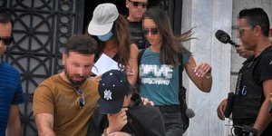 Το ζευγάρι βγαίνει από το γραφείο του εισαγγελέα