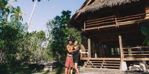 Το ζευγάρι που ζει σε απομακρυσμένο τροπικό νησί στην Ινδονησία 