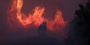Πυροσβέστης επιχειρεί στις φλόγες