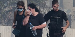 Πολίτες απομακρύνονται από τα σπίτια τους, λόγω της φωτιάς που ξέσπασε στην Αττική
