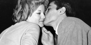  Η Ρόμι Σνάιντερ και ο Αλέν Ντελόν στο Μορκότε, κοντά στο Λουγκάνο της Ελβετίας μετά τον αρραβώνα τους στις 22 Μαρτίου του 1959 / Φωτογραφία αρχείου: AP Photo 