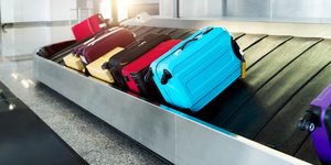 μηχάνημα μεταφοράς αποσκευών σε αεροδρόμιο