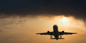 Αεροπλάνο στον αέρα / Φωτογραφία shutterstock